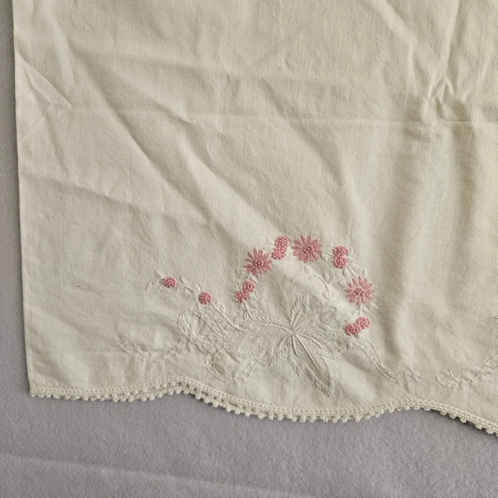 Vtg Cream Embroidered Pillowcase Pink Floral Hand Work Scalloped Crochet‎ Edge